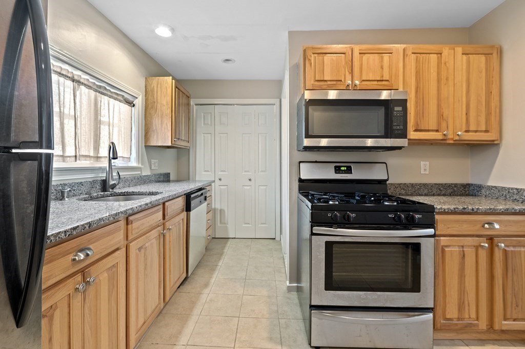 14 R Spring Street, Unit 2 Gloucester, MA 01930 - Photo 9 of 20 Gallery Image 9