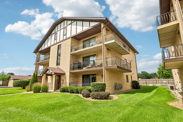 $250,000 | 17940 Royal Oak Court, Unit 3W, Tinley Park, IL 60477