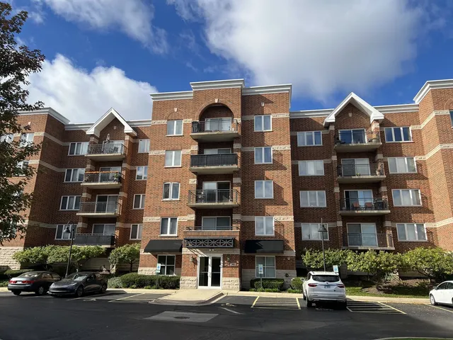 $322,900 | 3451 North Carriageway Drive, Unit 503, Arlington Heights, IL 60004