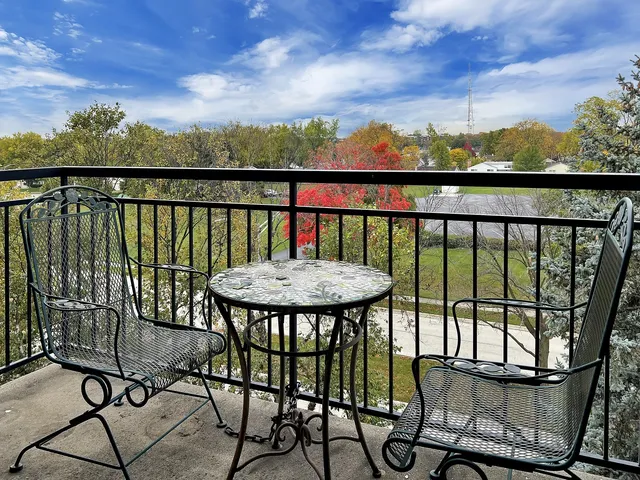 $322,900 | 3451 North Carriageway Drive, Unit 503, Arlington Heights, IL 60004