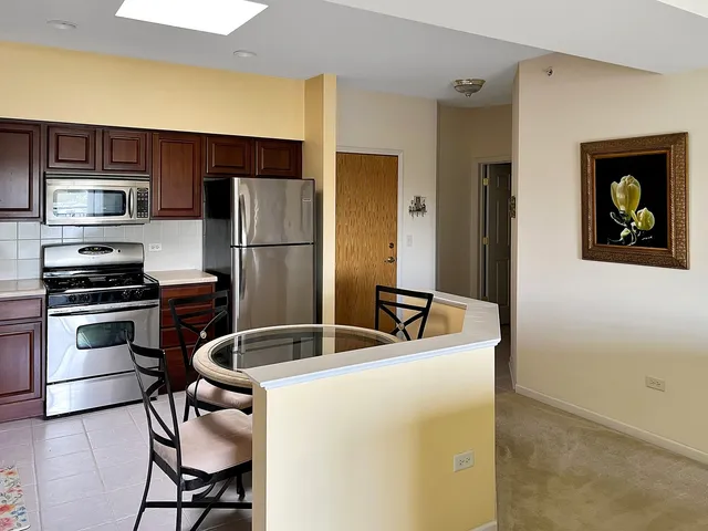 $322,900 | 3451 North Carriageway Drive, Unit 503, Arlington Heights, IL 60004