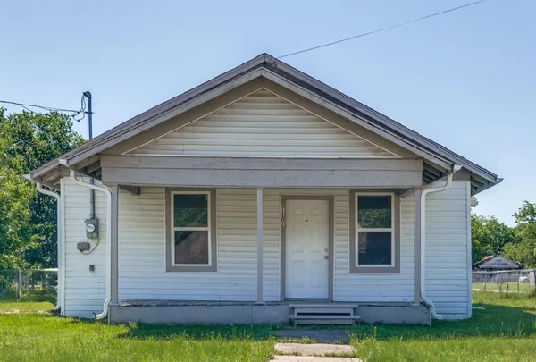 a view of house with backyard
