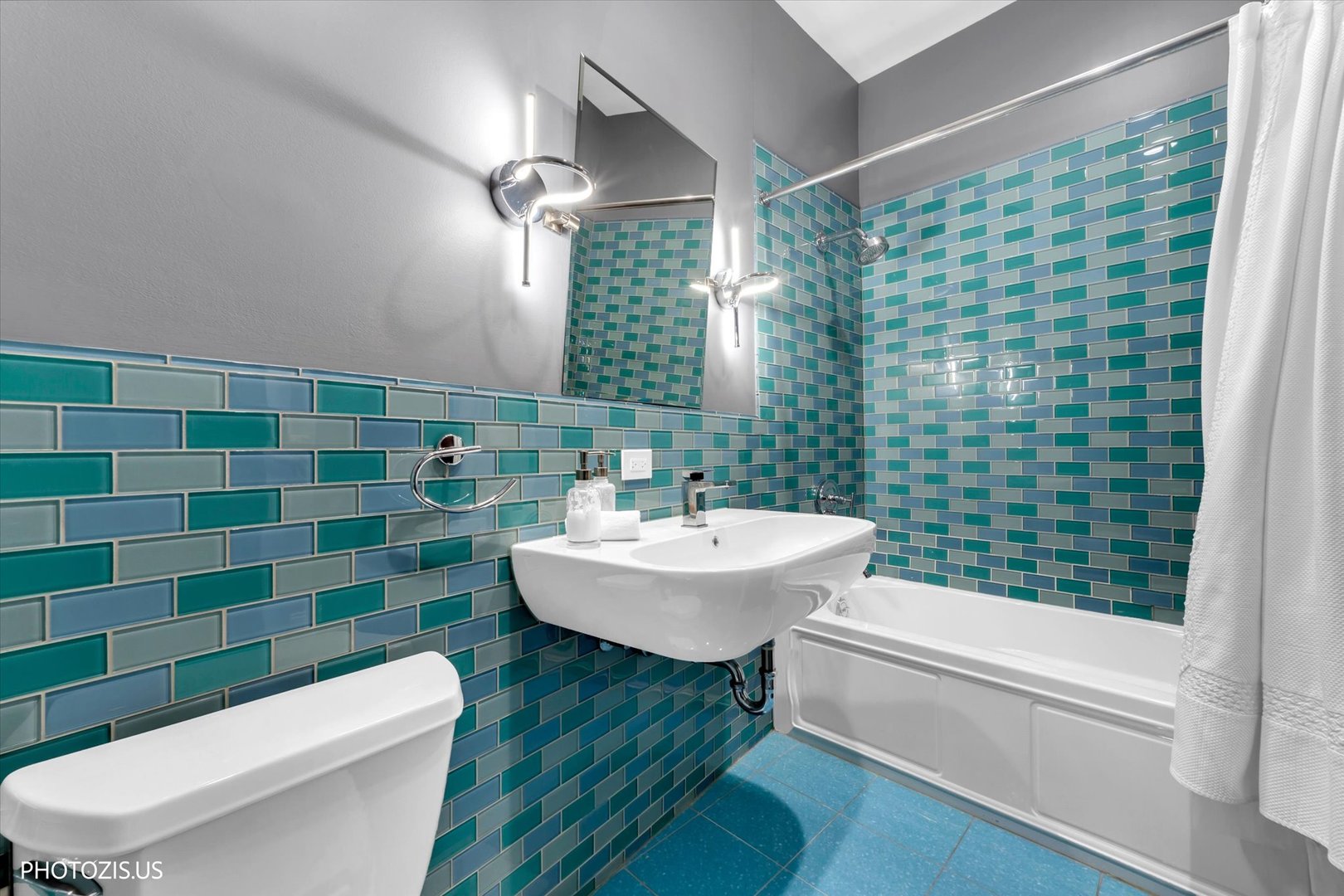 461 West Melrose Street Chicago, IL 60657 - Photo 49 of 83 a bathroom with a sink a toilet a mirror and shower