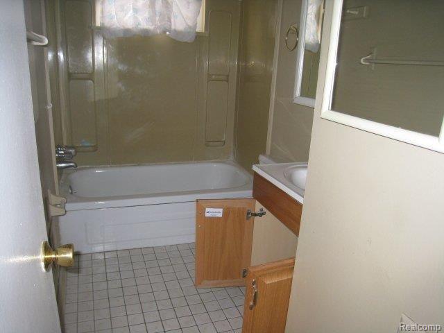15421 Colbert Street Romulus, MI 48174 - Photo 3 of 6 Bathroom