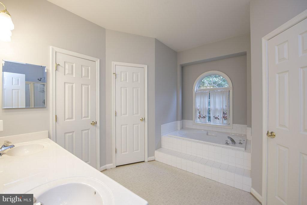 330 Sandy Ridge Road Fredericksburg, VA 22405 - Photo 16 of 30 Bath (Master)