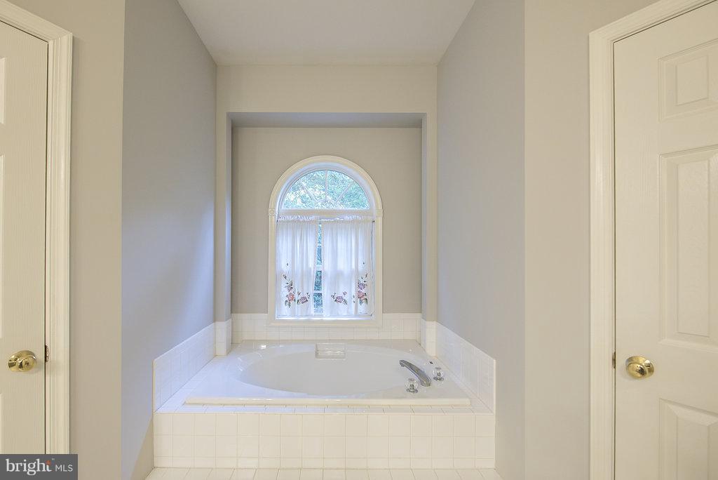 330 Sandy Ridge Road Fredericksburg, VA 22405 - Photo 17 of 30 Bath (Master)
