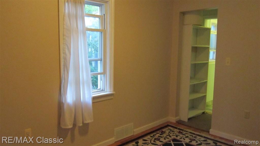 15300 Allen Road Taylor, MI 48180 - Photo 19 of 26 2nd bed rm w/dr t bath