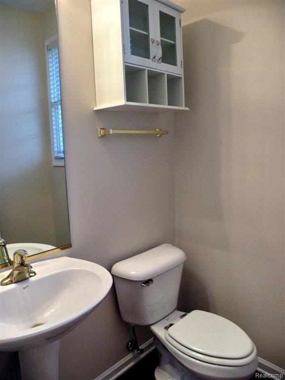 728 Bliss Drive Rochester, MI 48307 - Photo 17 of 23 Powder Room
