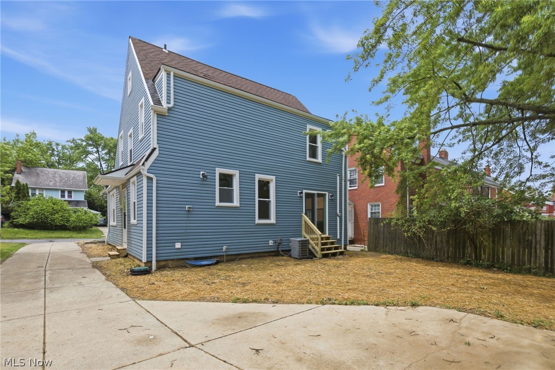 3521 Berkeley Road Cleveland, OH 44118 - Photo 4 of 45