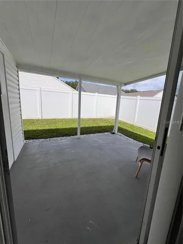 a view of an house with backyard and garden