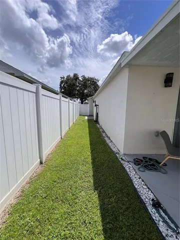 a view of a backyard