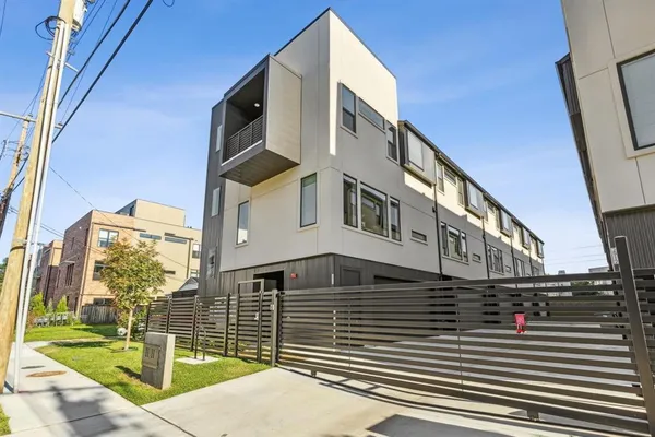 $3,400 | 2912 Hawthorne Avenue, Unit 101, Dallas, TX 75219
