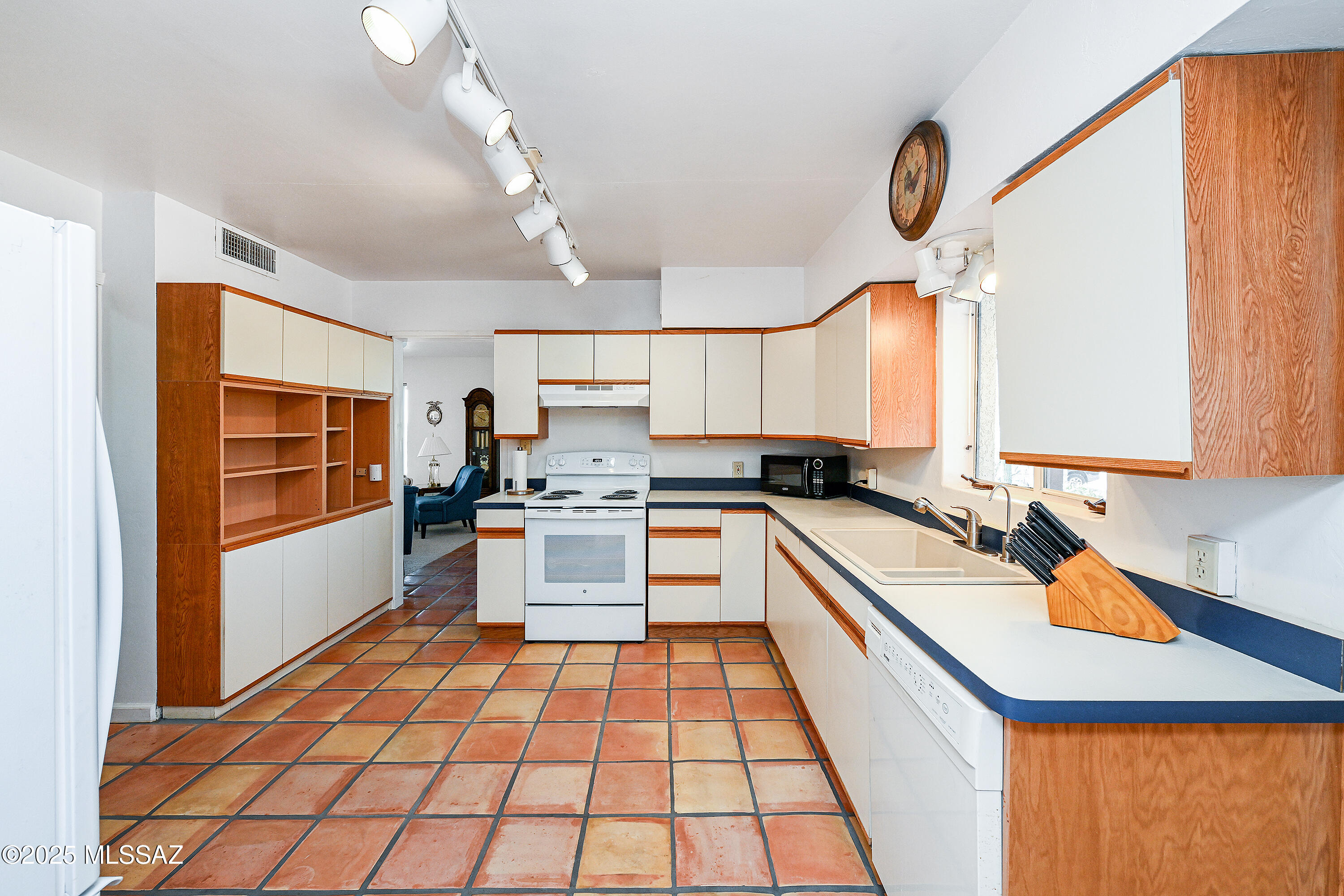88 West River Road Tucson, AZ 85704 - Photo 14 of 46