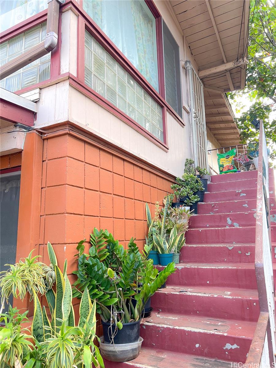 1815 Eluwene Street Honolulu, HI 96819 - Photo 11 of 11 a flower plants with wooden walls