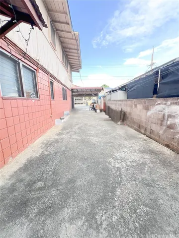 a view of a backyard