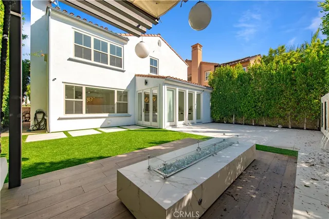 a view of an house with backyard and a tree