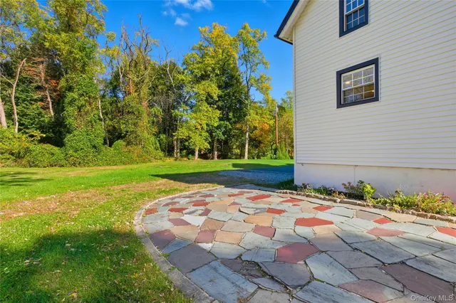 a view of a backyard