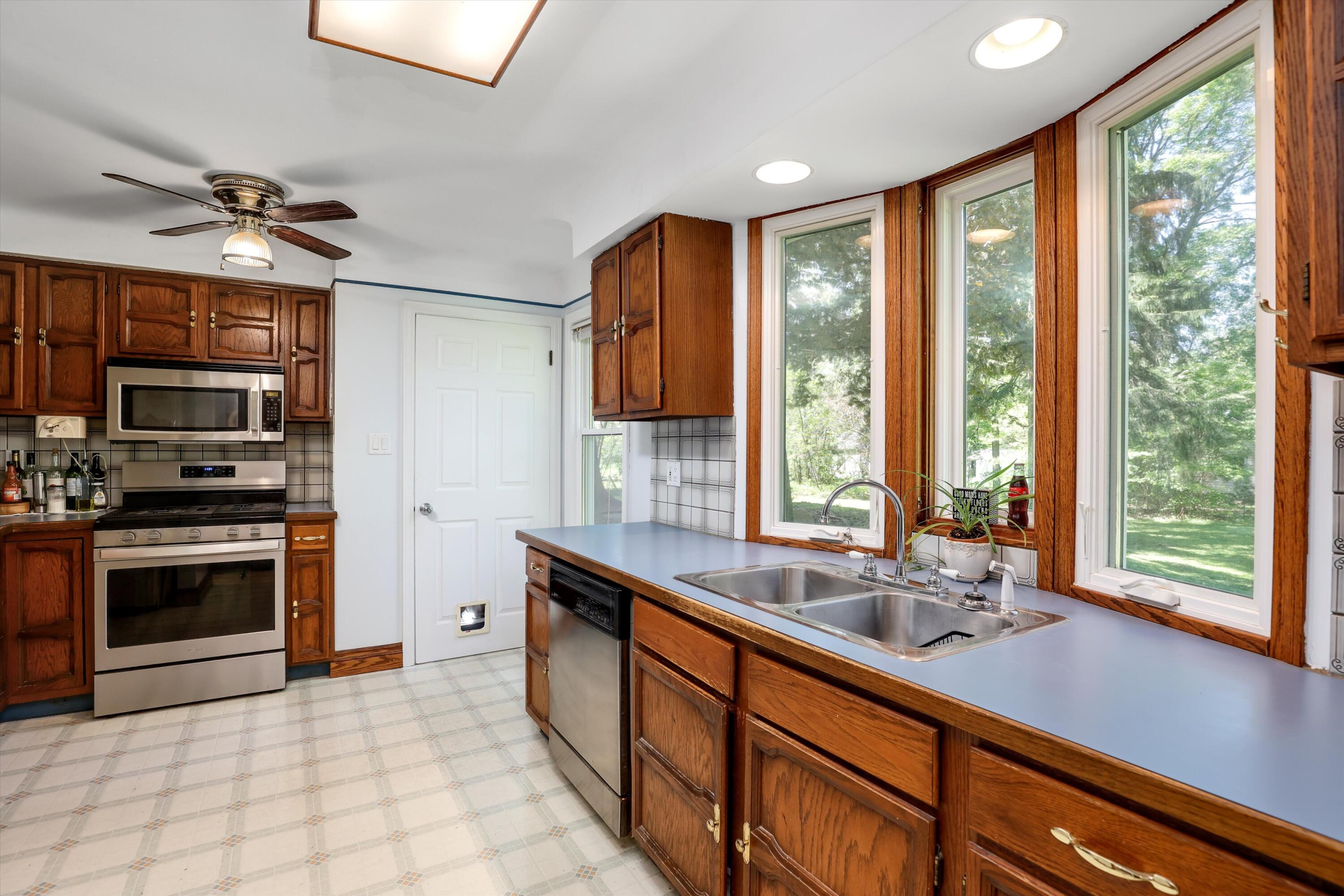 3673 West Maple Road Wixom, MI 48393 - Photo 6 of 45 19-3673 W Maple Rd Wixom 0014