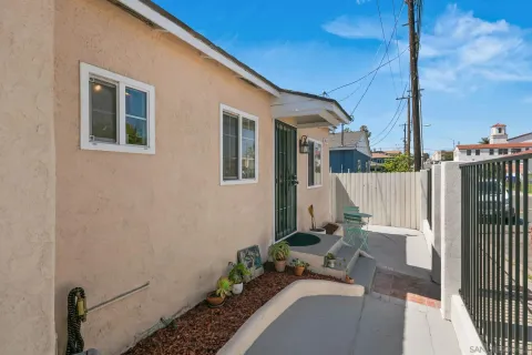 a house view with a backyard space