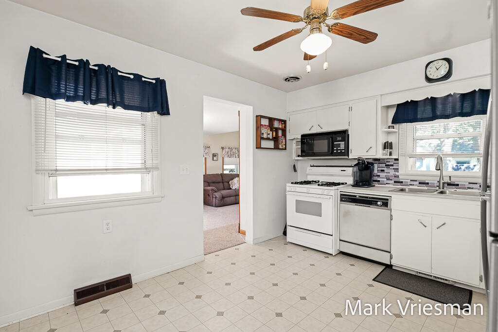 3125 Coolidge Road Muskegon, MI 49441 - Photo 14 of 46 3125CoolidgeRd-19LoRes