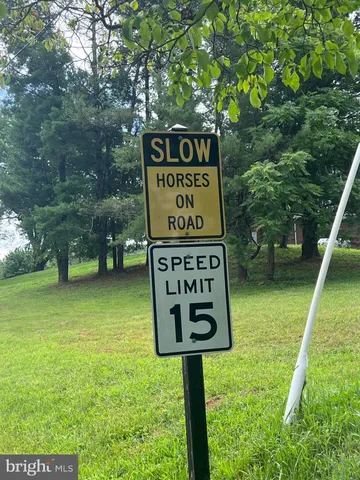 a sign that is sitting on a brick wall