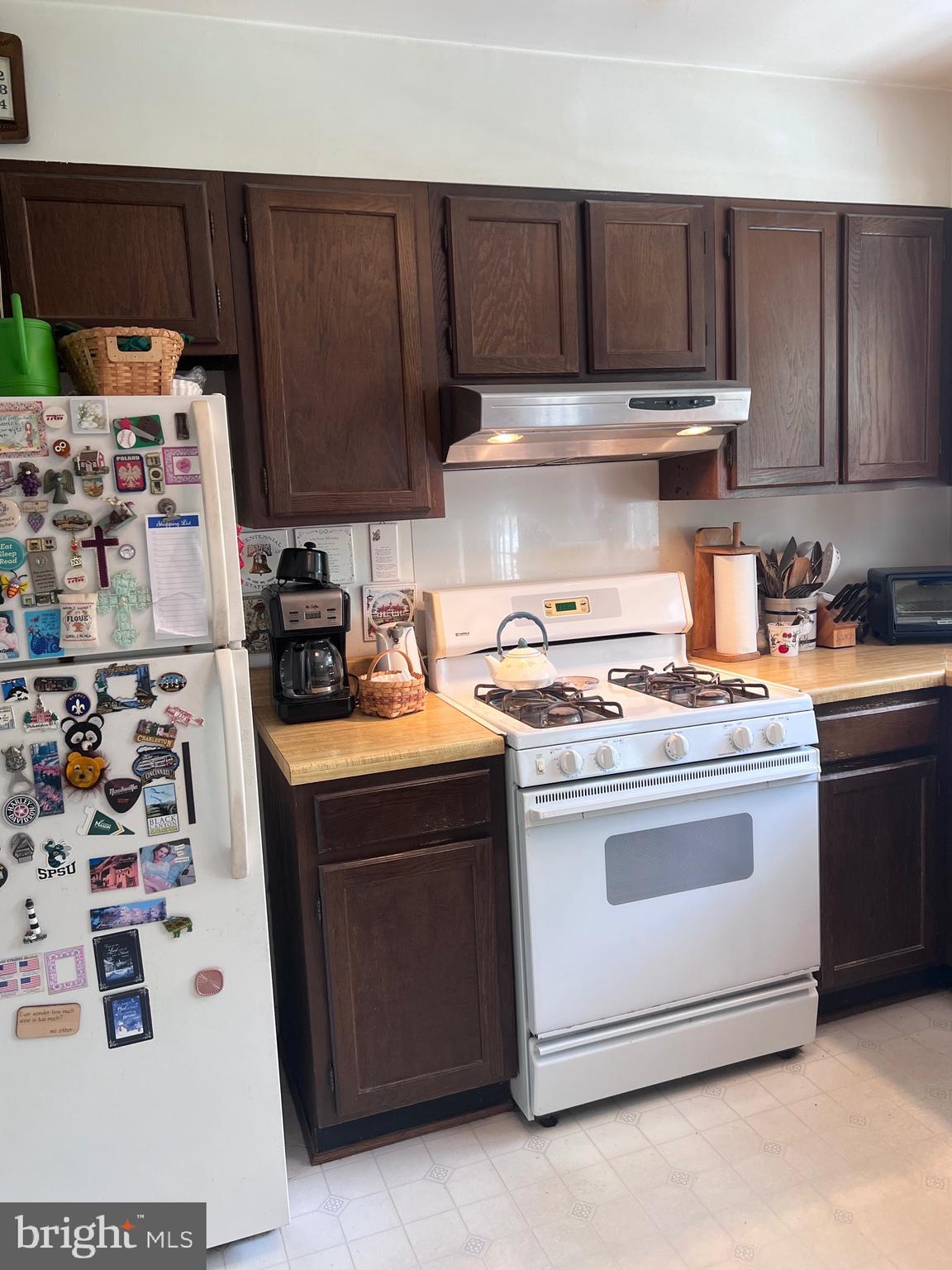 5377 Colt Drive Broad Run, VA 20137 - Photo 27 of 45 a kitchen with a stove and a refrigerator