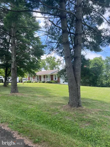 a view of house with a yard