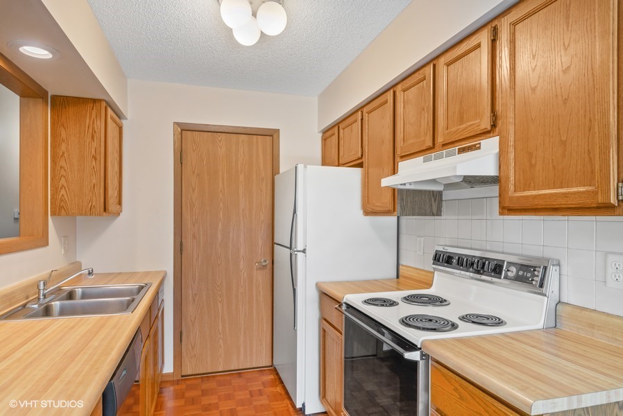 1826 Kerrybrook Court, Unit 1826 Sycamore, IL 60178 - Photo 7 of 14