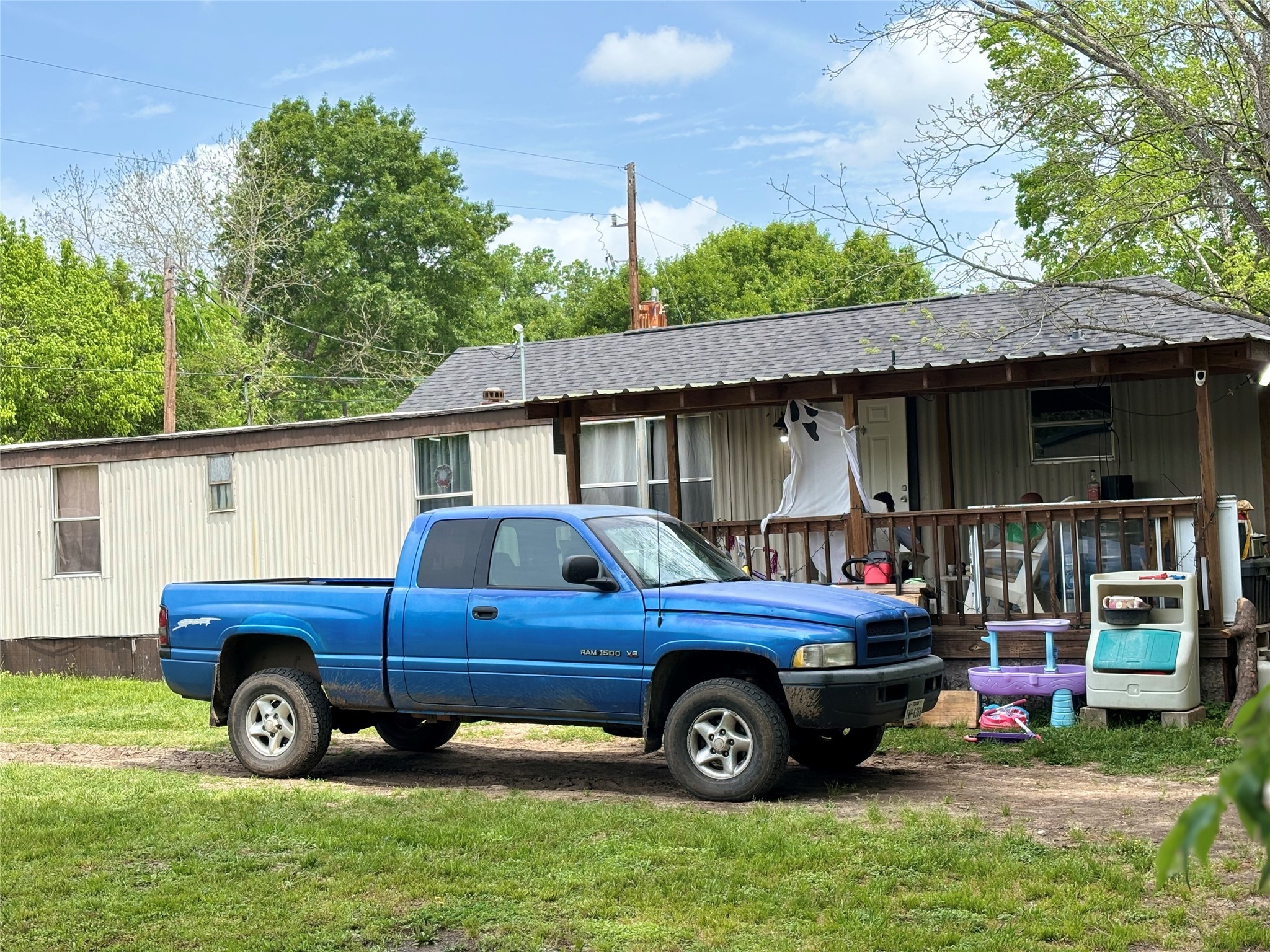 a view of a car in front of a house