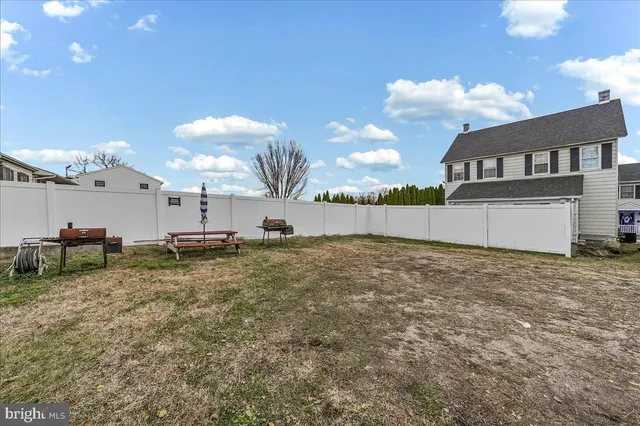 a picture of a wall with a white wall