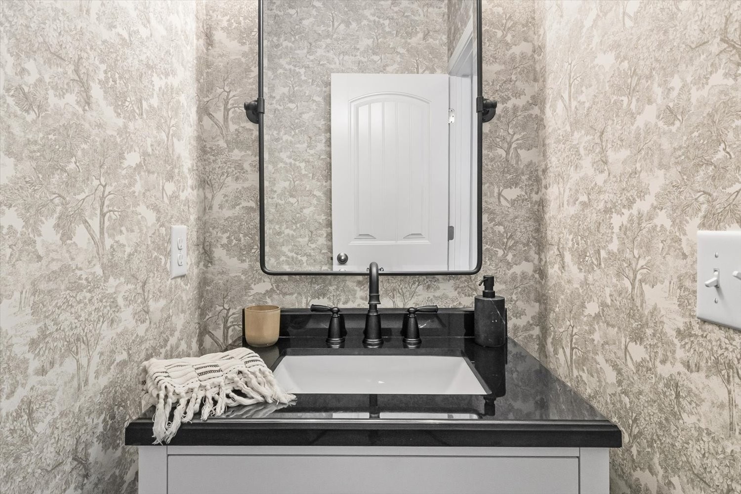 4706 Venito Street Mount Juliet, TN 37122 - Photo 22 of 39 a view of bathroom with bathtub and mirror