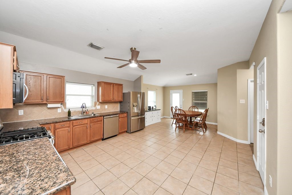 137 Rustic Colony Lane Dickinson, TX 77539 - Photo 4 of 13 Granite countertops