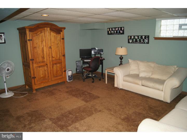 7326 Ryers Avenue Philadelphia, PA 19111 - Photo 17 of 25 Family Room