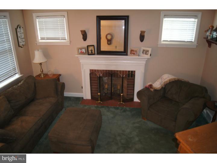 7326 Ryers Avenue Philadelphia, PA 19111 - Photo 3 of 25 Living Room