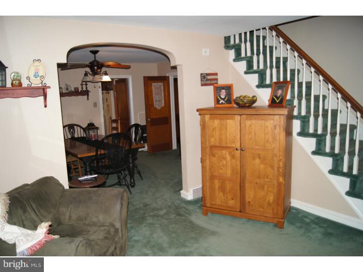 7326 Ryers Avenue Philadelphia, PA 19111 - Photo 4 of 25 Living Room
