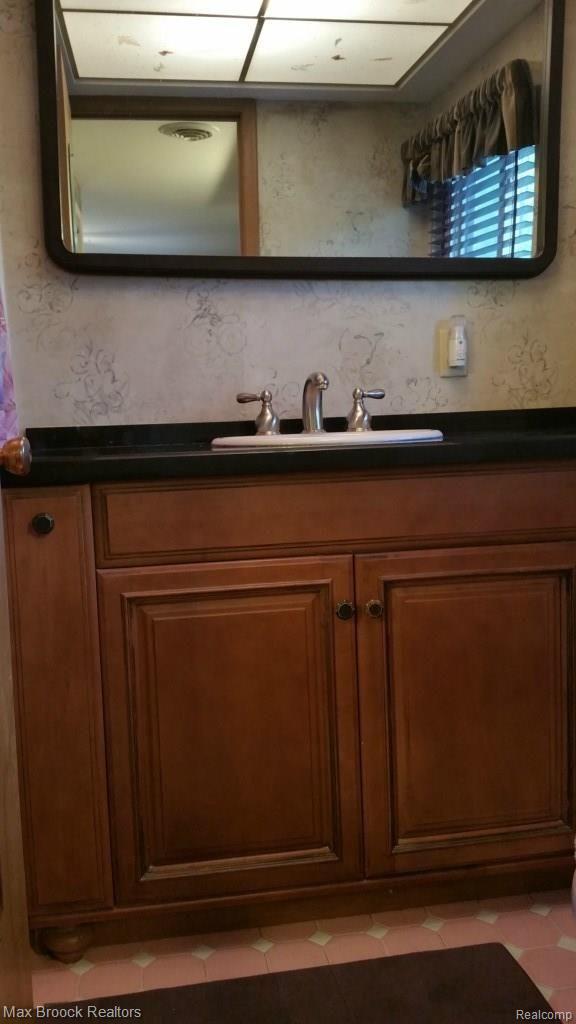 734 Lynndale Drive Rochester, MI 48309 - Photo 21 of 37 20150519_152413.jpg