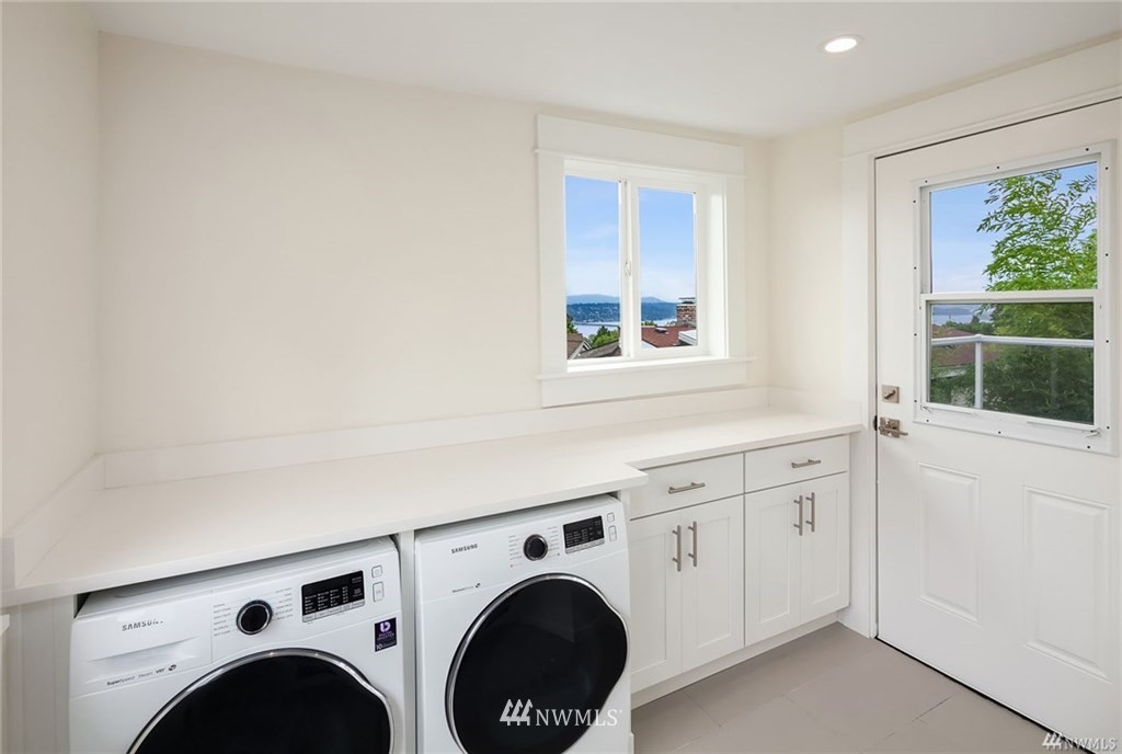 206 30th Avenue Seattle, WA 98122 - Photo 9 of 21 a view of livingroom with washer and dryer