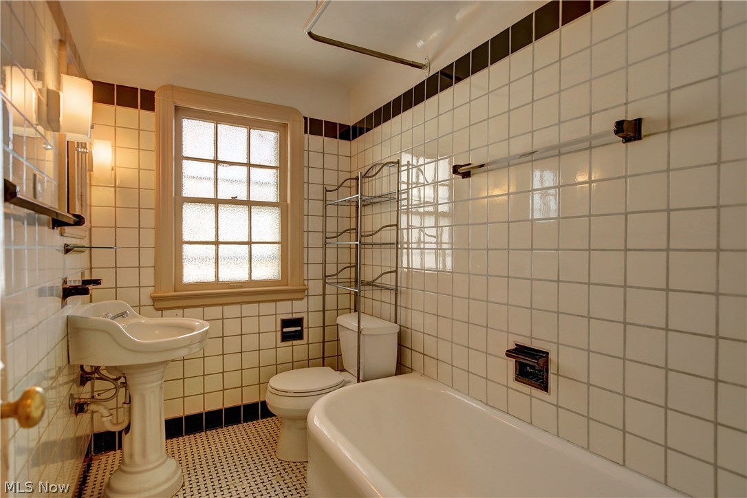 3697 Winchell Road Beachwood, OH 44122 - Photo 20 of 22 Upper unit main bathroom