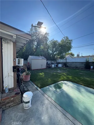 a view of a backyard