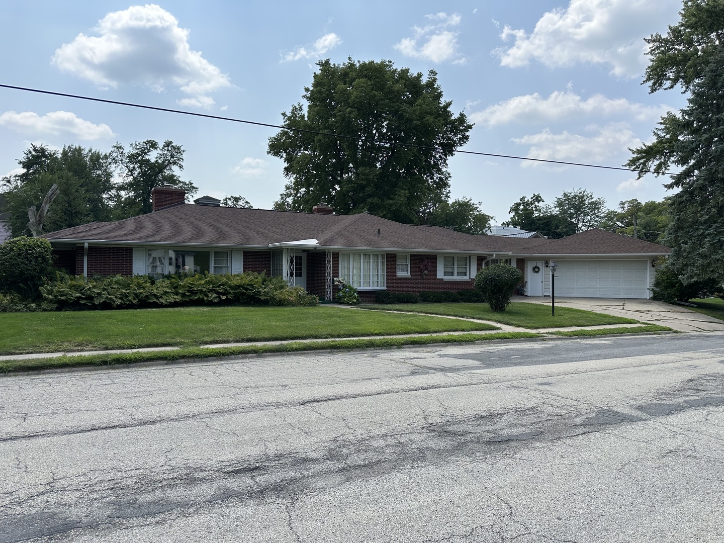a view of house with a yard