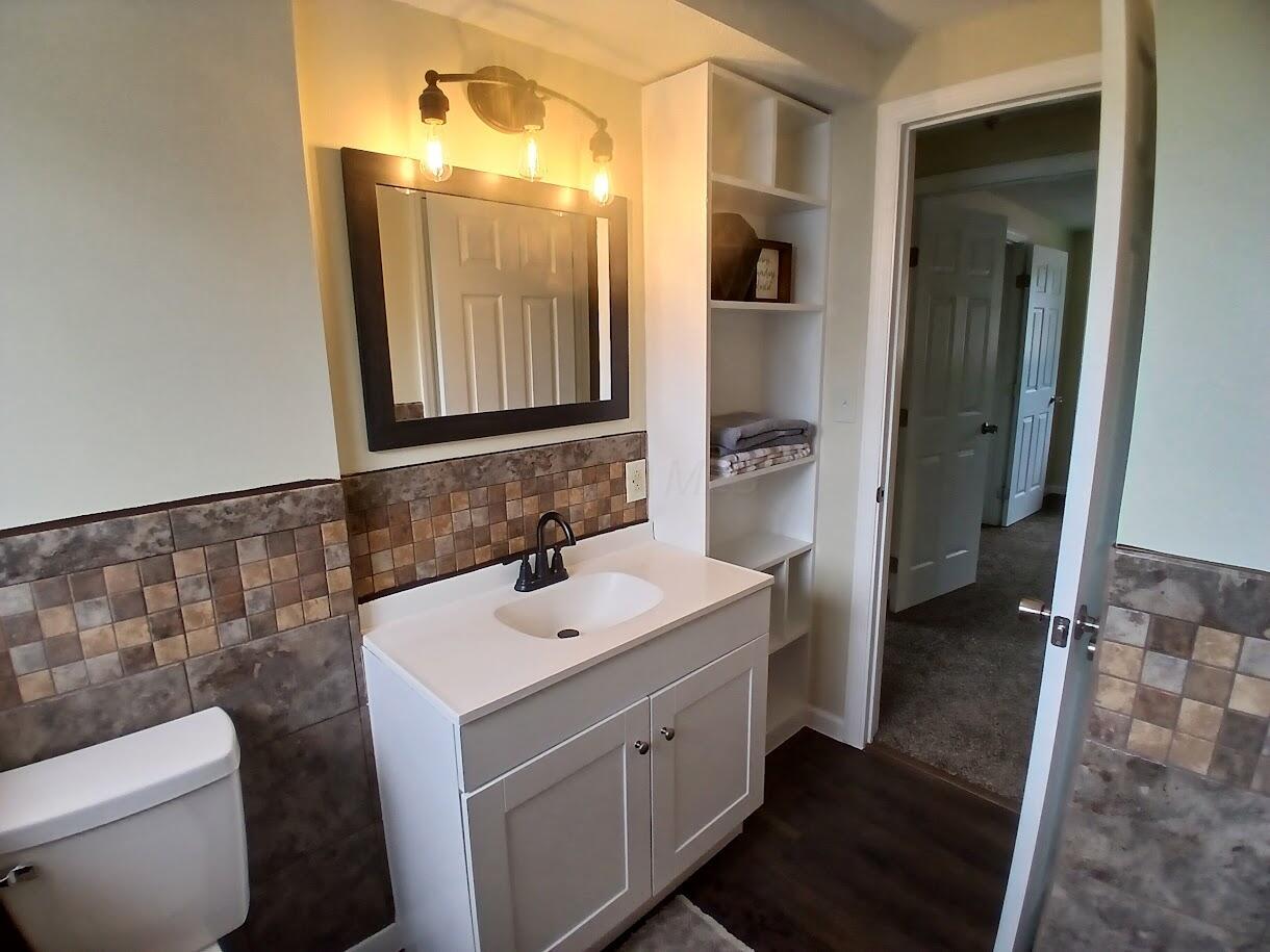 2489 Lipton Road Columbus, OH 43232 - Photo 22 of 26 Upstairs full bath