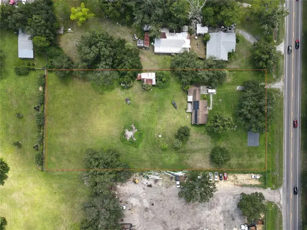 a view of yard with green space
