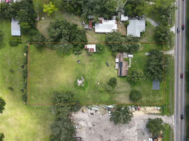 a view of yard with green space