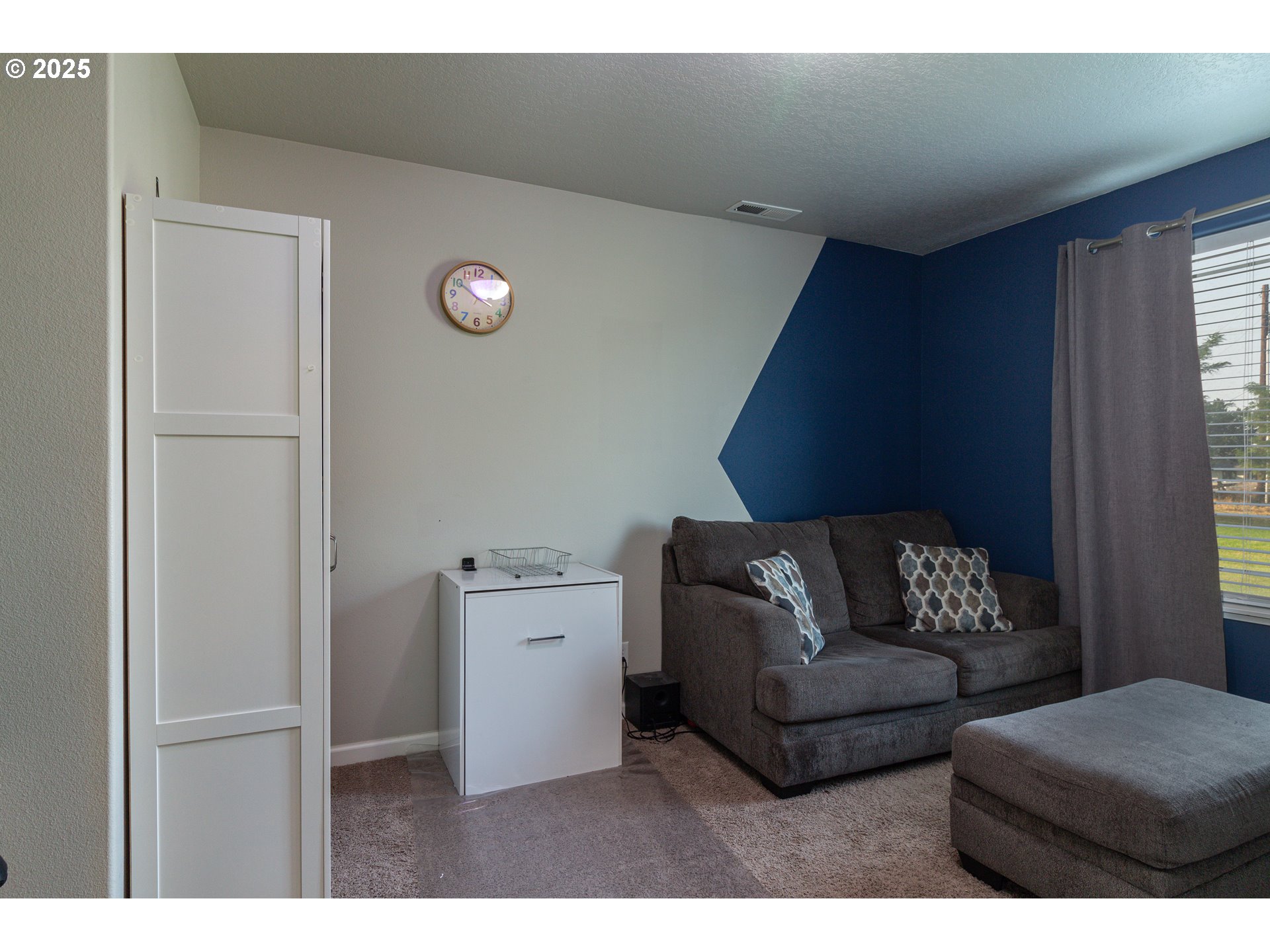 1815 Minnehaha Road Hermiston, OR 97838 - Photo 20 of 34 a living room with furniture and a window