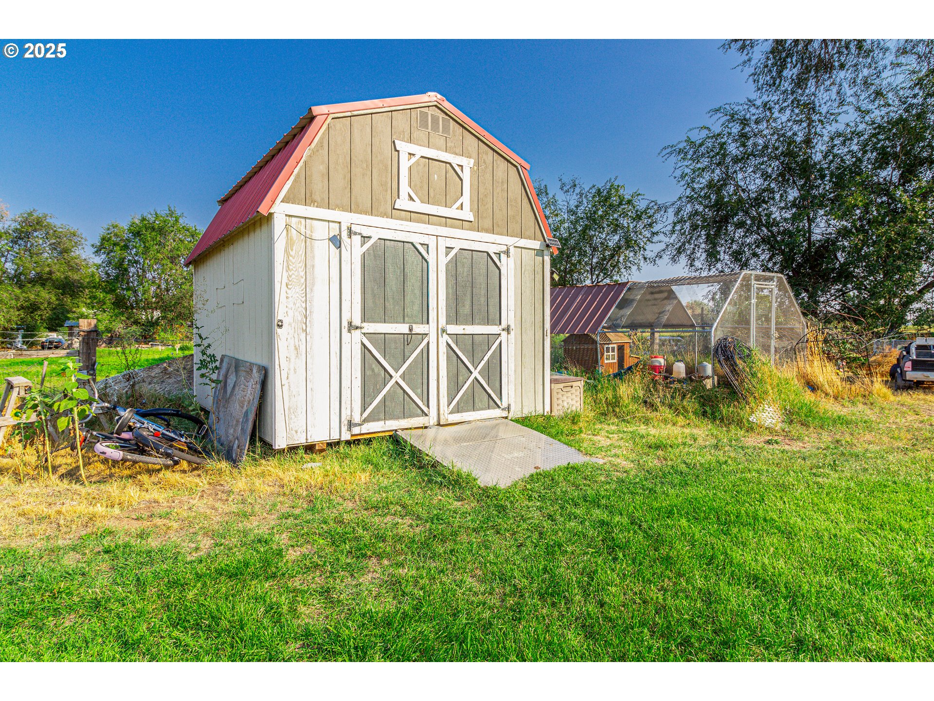 1815 Minnehaha Road Hermiston, OR 97838 - Photo 23 of 34 a view of a house with a yard