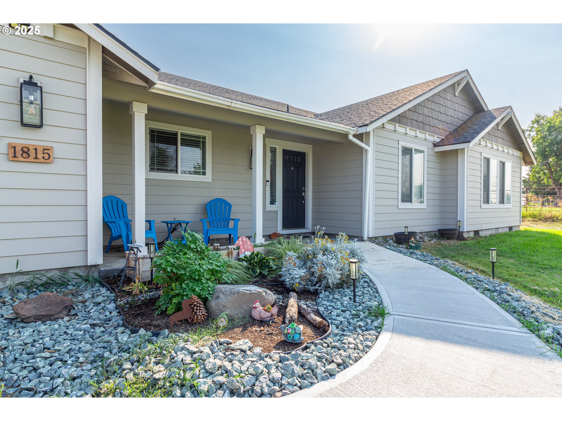 1815 Minnehaha Road Hermiston, OR 97838 - Photo 25 of 34 a front view of a house with garden