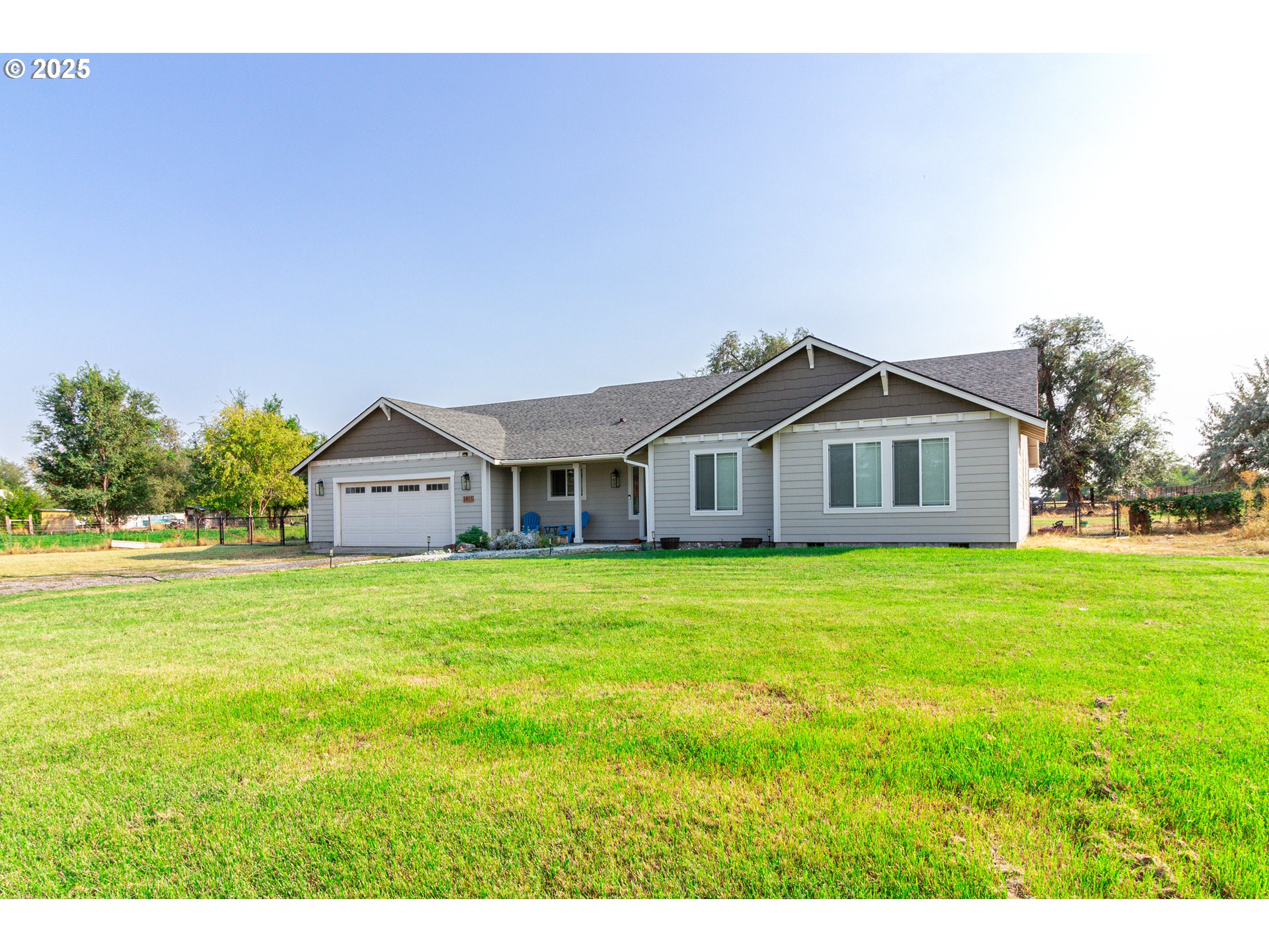 1815 Minnehaha Road Hermiston, OR 97838 - Photo 27 of 34 a front view of a house with a garden