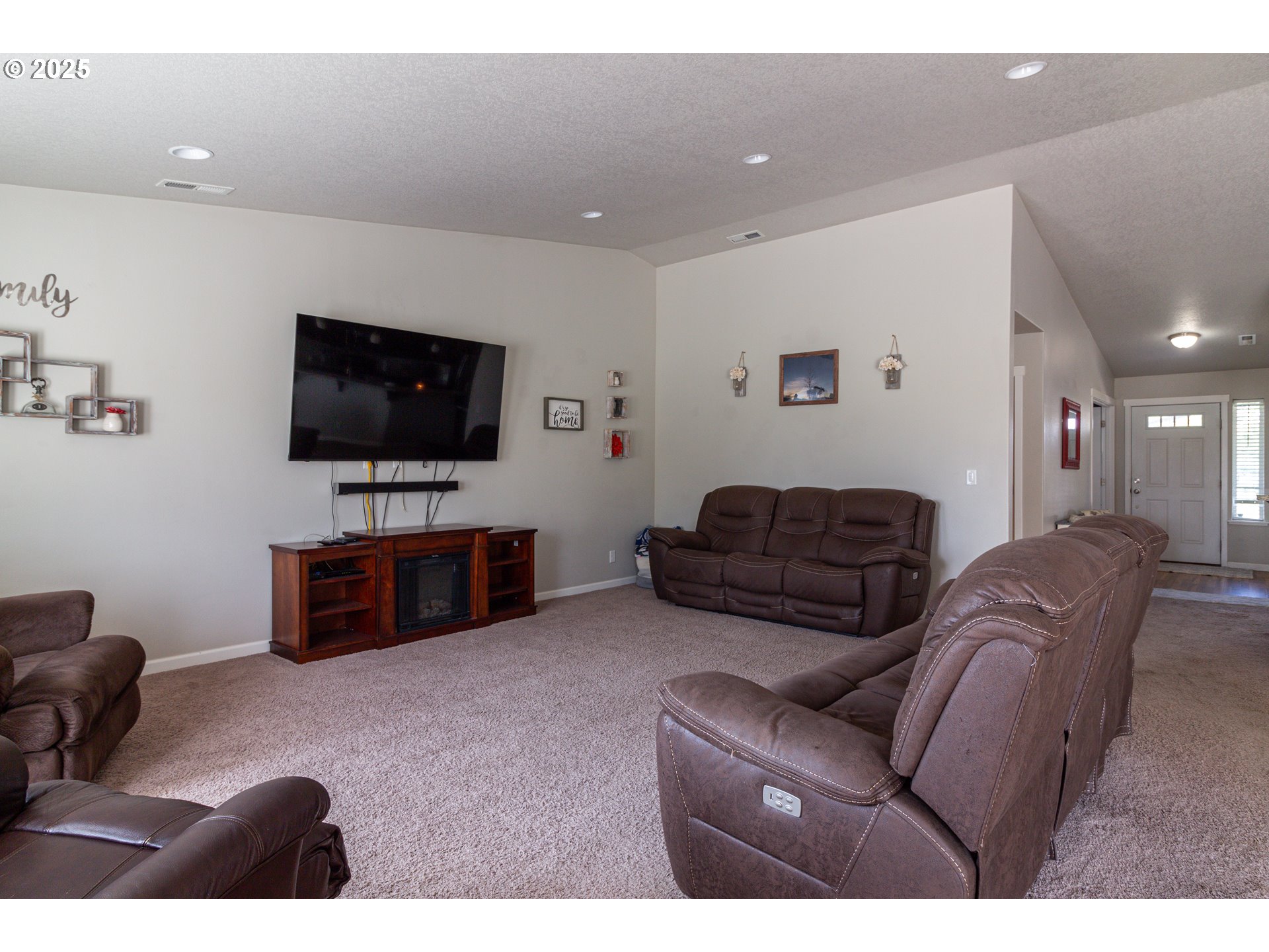 1815 Minnehaha Road Hermiston, OR 97838 - Photo 31 of 34 a living room with furniture and a flat screen tv