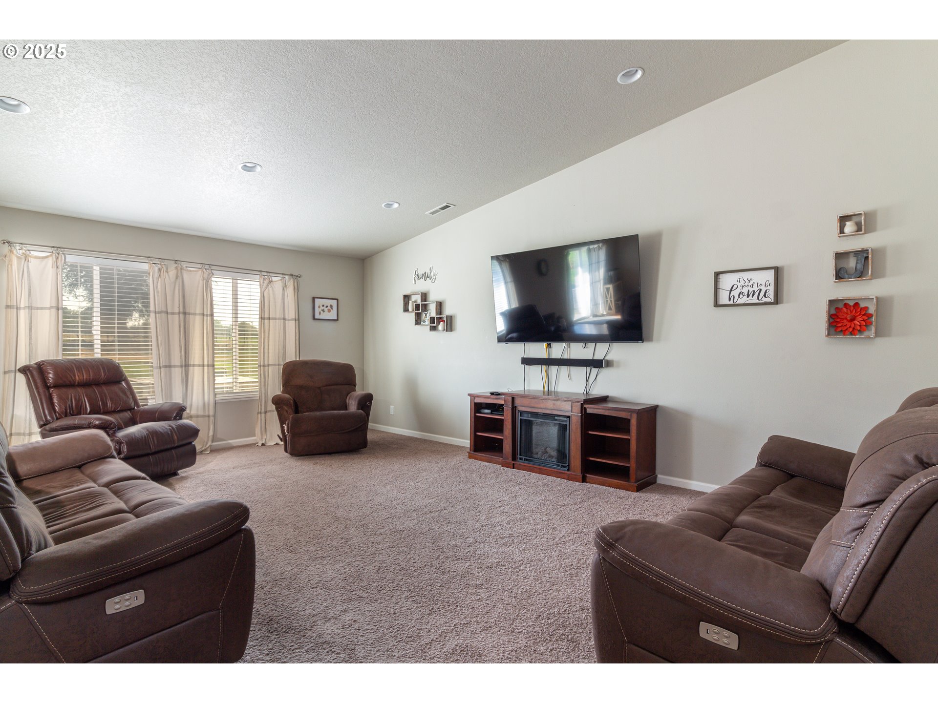 1815 Minnehaha Road Hermiston, OR 97838 - Photo 33 of 34 a living room with furniture and a flat screen tv
