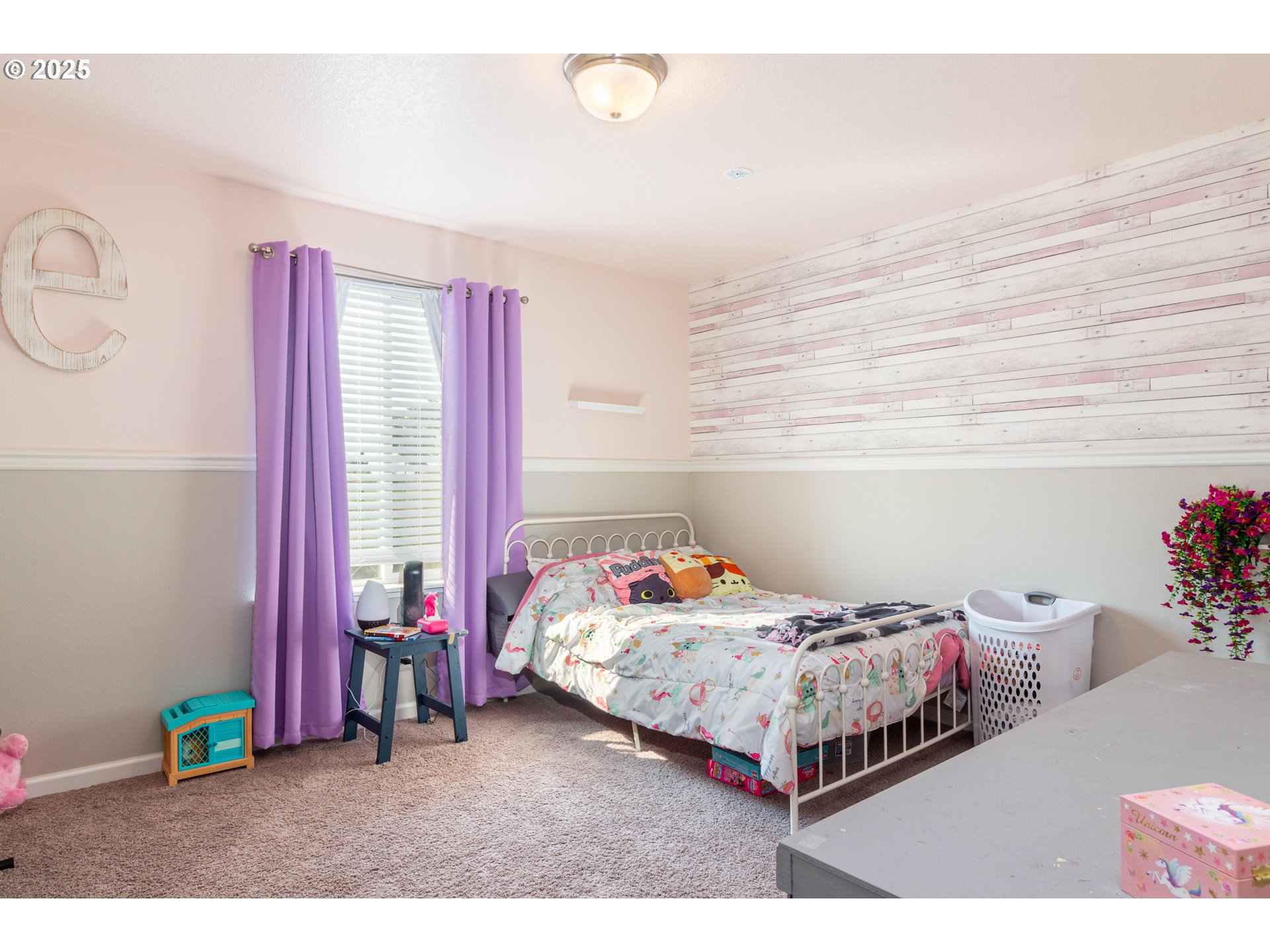 1815 Minnehaha Road Hermiston, OR 97838 - Photo 8 of 34 a bedroom with a bed and a window